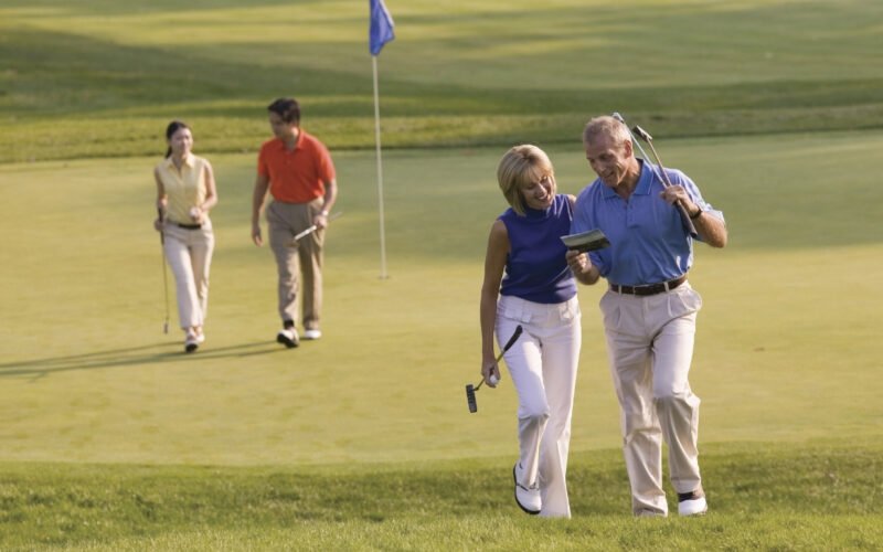 En bild på äldre människor som golfar