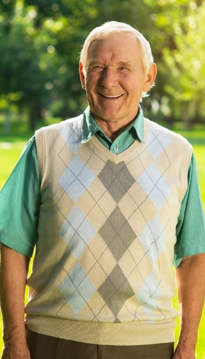 En glad äldre golfare
